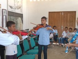 SEAK realiza formasaun muzika “toka violinu” ba labarik talentu iha Fuiloru