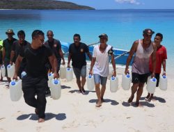 APC Lautem fornese bee litros 1000 ba Balada sira iha Ilha Jaco Postu Tutuala