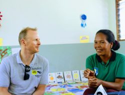 Koordenadóra Pre-Eskolar Muapitin husu parseiru CCA Australia apoia konstrui morru protesaun Eskola