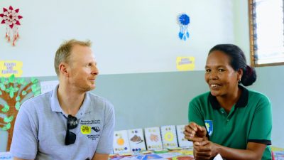Koordenadóra Pre-Eskolar Muapitin husu parseiru CCA Australia apoia konstrui morru protesaun Eskola